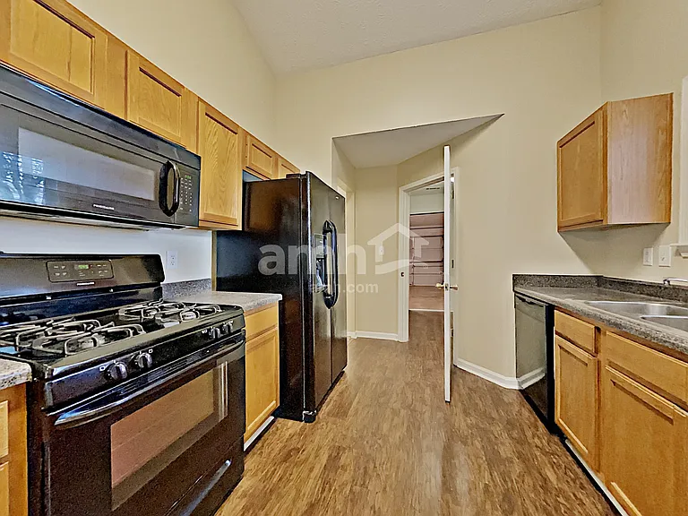 451 Bellingham Dr — Photo 3