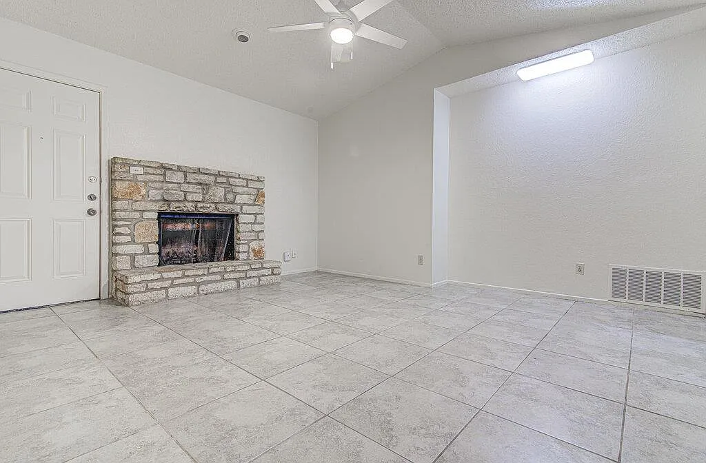 2 bed, 2.0 bath, 1701 sqft, $1,595 — Photo 3
