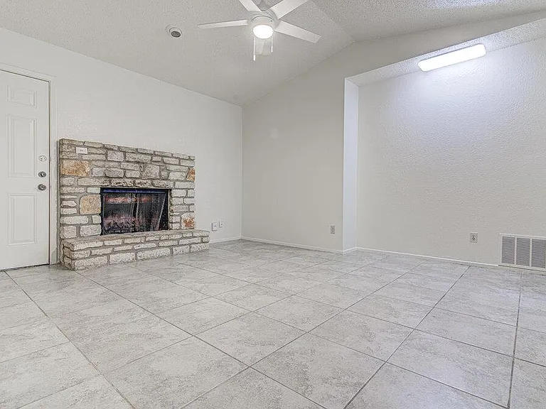 824 King Albert St #A — Photo 3