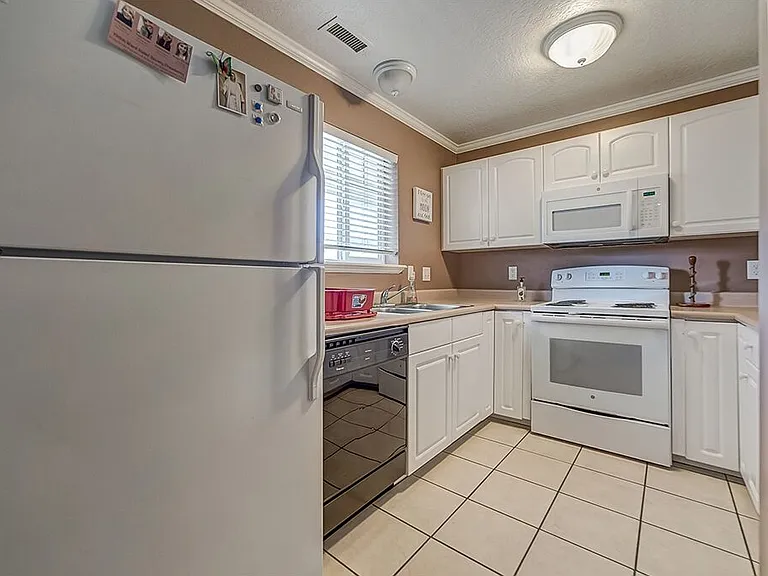 239 E 300 N #305 — Photo 2