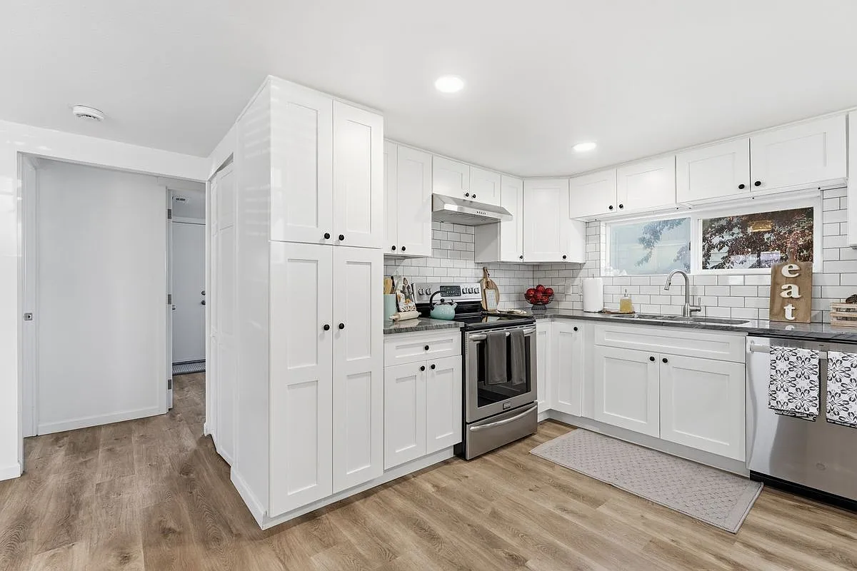 2 bed, 1.0 bath, 609 sqft, $1,725 — Photo 2