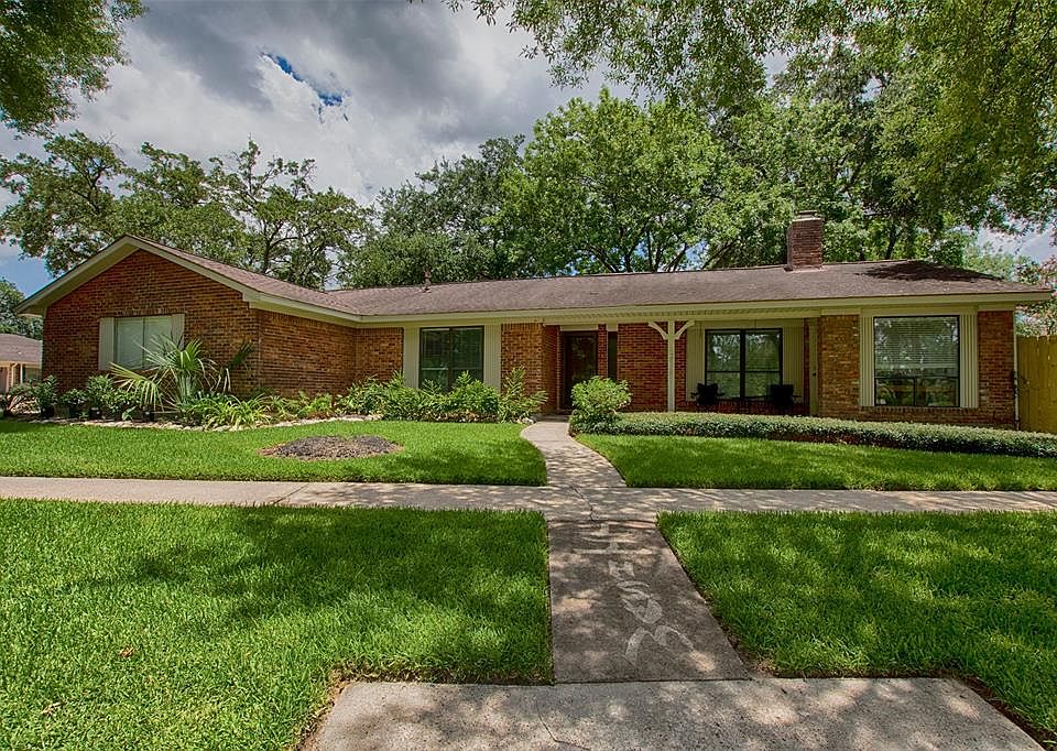 Fabulous home in the heart of Clear Lake close to great schools, restaurants and shopping.