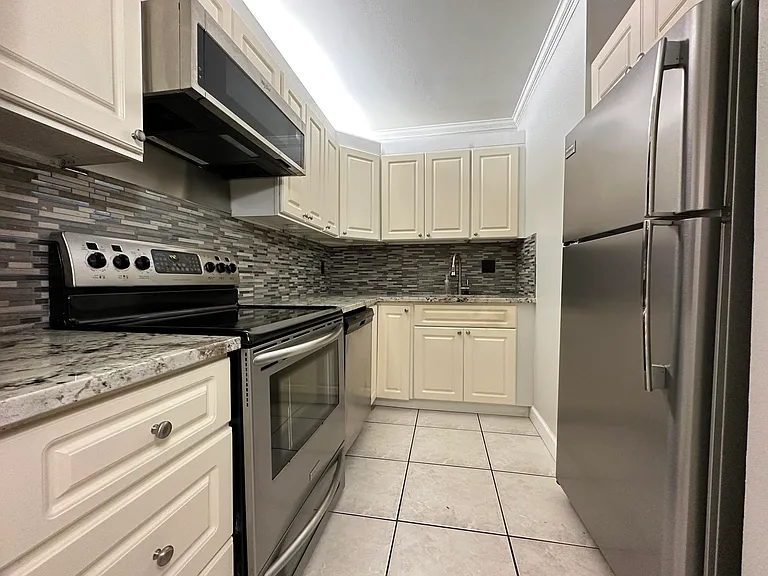 555 SE 8th St #151 — Photo 4