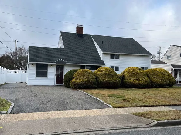 44 Hemp Ln, Hicksville, NY 11801