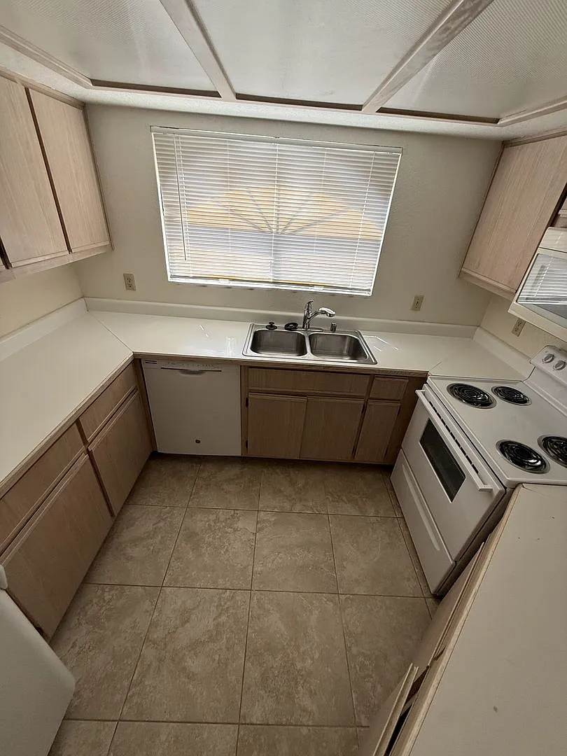 3 bed 2 bth condo in Enclaves — Photo 4