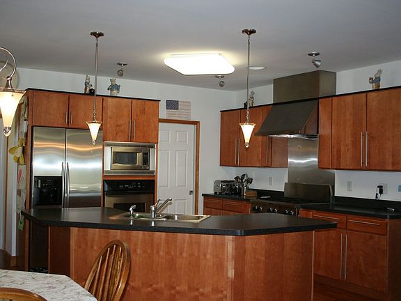 Gourmet Kitchen; walk-in pantry;coffee bar
