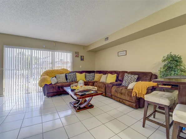 14915 SW 80th St APT 205, Miami, FL 33193
