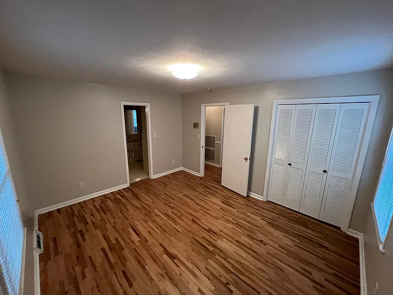 936 Duncan St — Photo 17