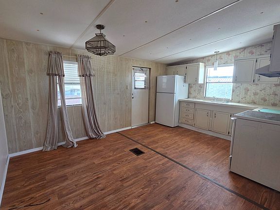 5th image of 807 Lakeshore Dr