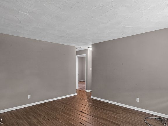 5th image of 4933 E 39th St