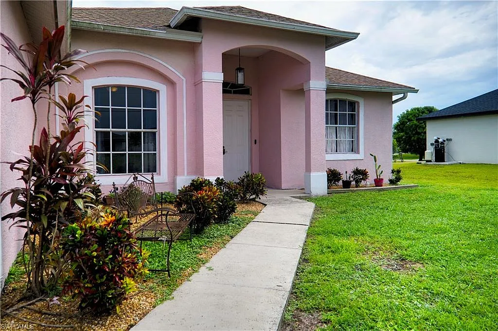 3 bed, 2.0 bath, 1606 sqft, $2,050 — Photo 2