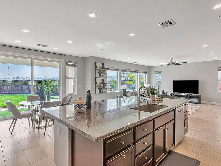2236 Melissa Way — Photo 3