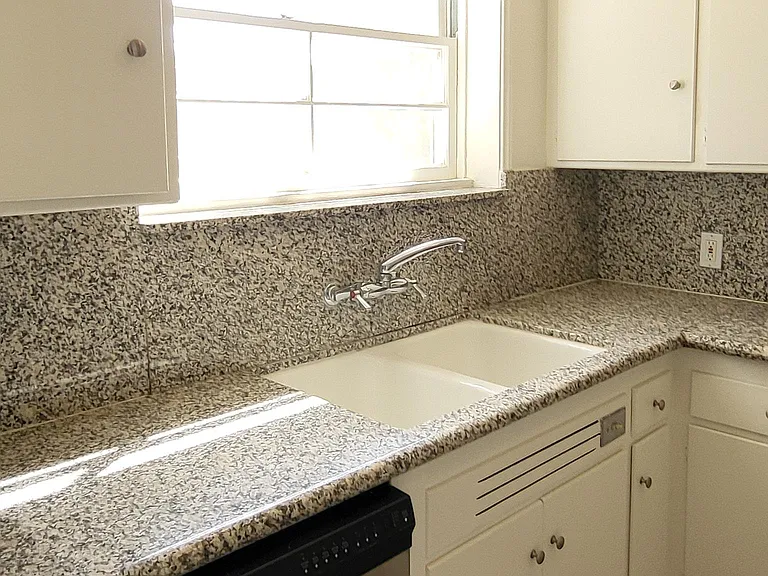 Kitchen w/dishwasher