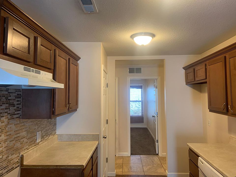 1st image of 570 Cottonwood Cir