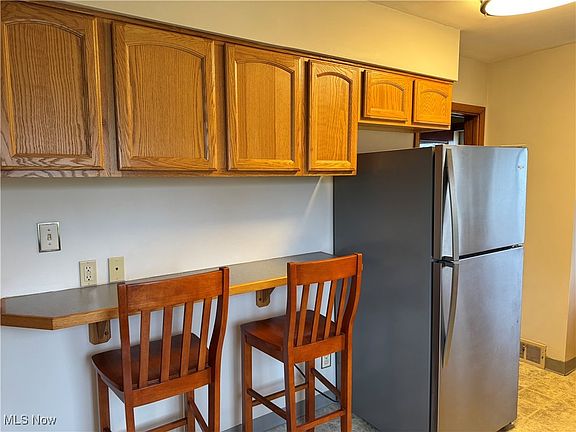 5th image of 579 Robinson Ave