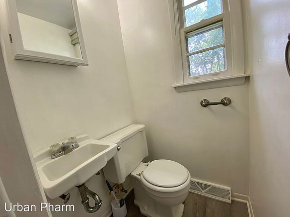 3rd image of 3292 Buchanan Ave SW