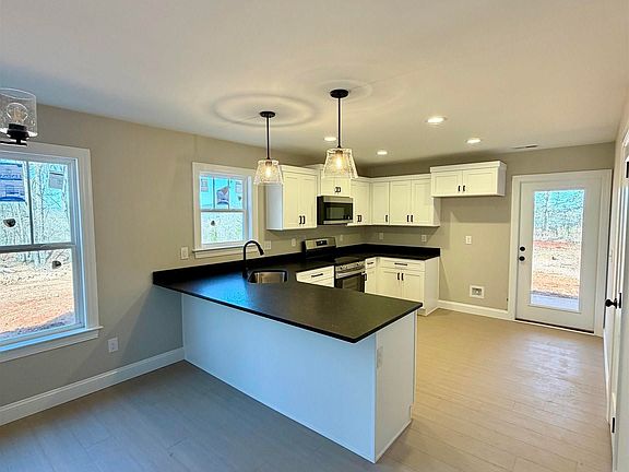 5th image of 18 Martin Ct