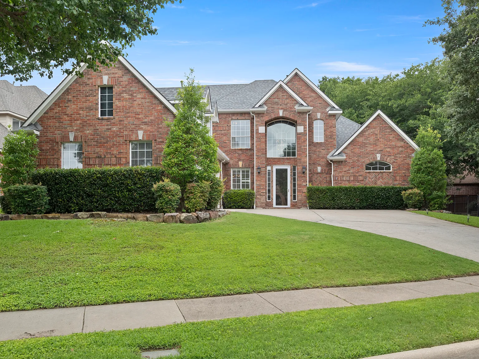 5 bed, 3765 sqft, $5,800 — Photo 2