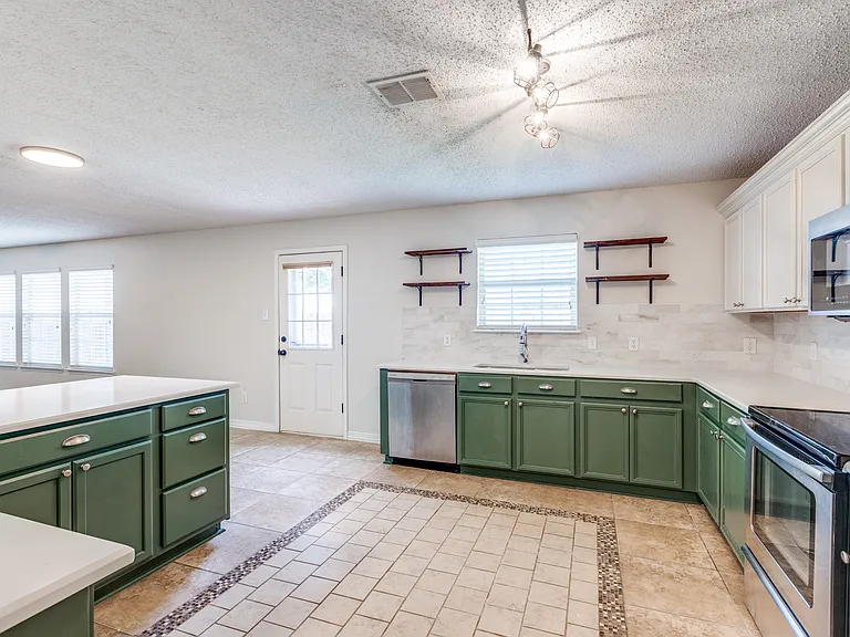 2112 Royal Acres Trl — Photo 10
