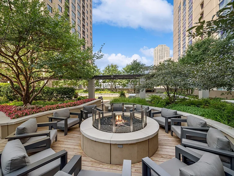 RiverNorth_amenity_rooftop firepit
