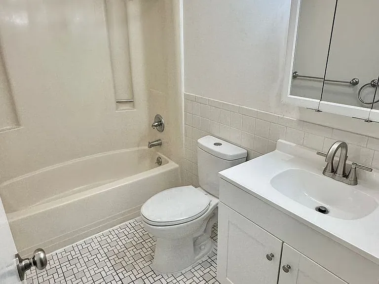 17 Farmington Ave — Photo 10