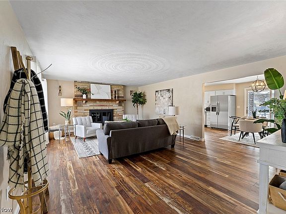 4th image of 49075 Maple Ln