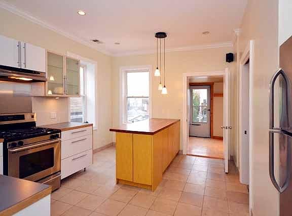 KITCHEN WITH STAINLESS STEEL APPLIANCES