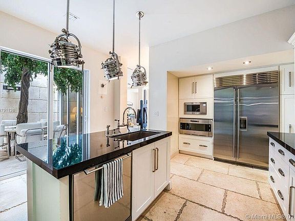 3rd image of 6100 Laguna Dr #6101