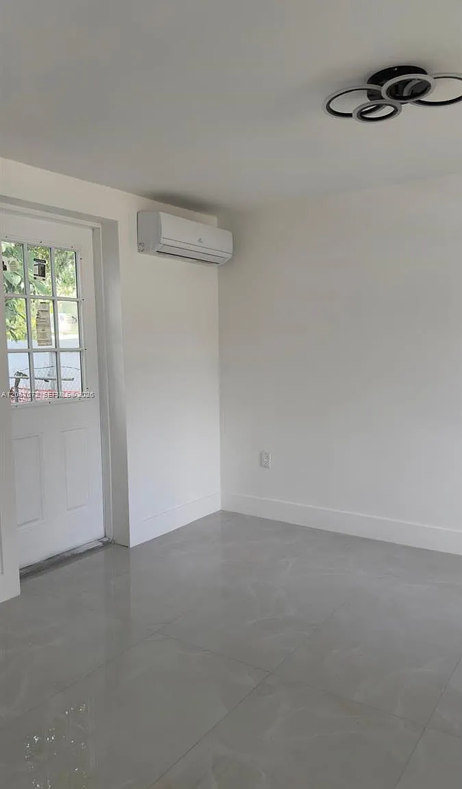 5 bed, 3.0 bath, 1752 sqft, $5,800 — Photo 3