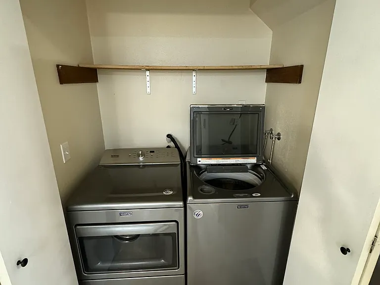 926 Crestview Ln — Photo 11