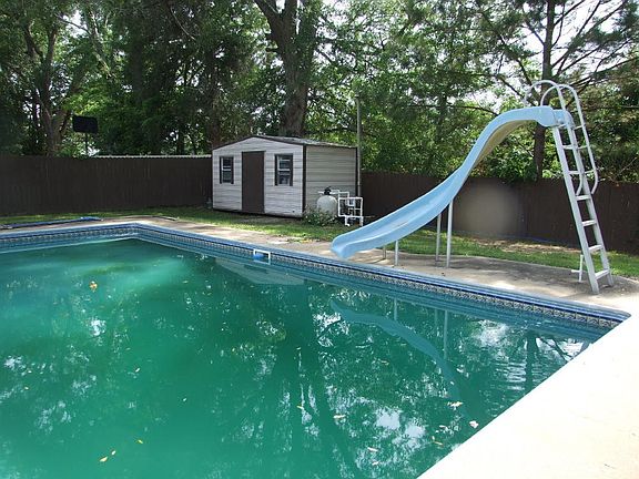 3rd image of 210 Parkway Dr