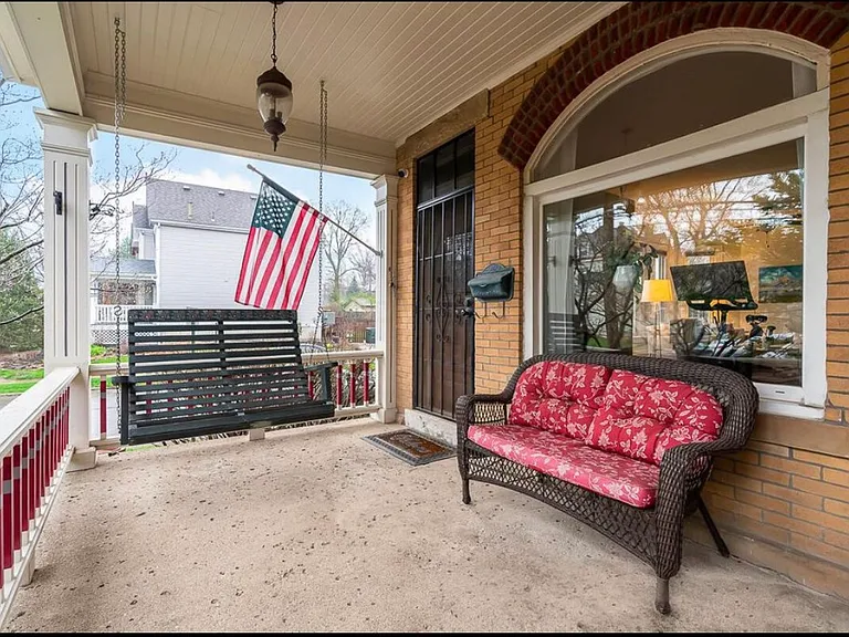 383 King Ave — Photo 4