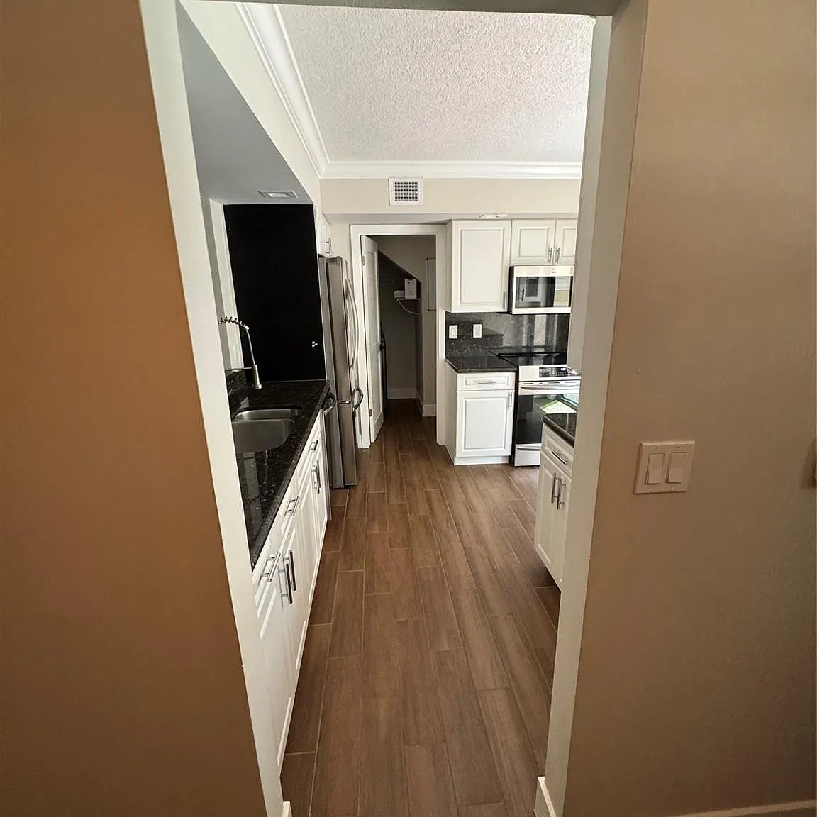 2 bed, 2.0 bath, 1300 sqft, $3,200 — Photo 4