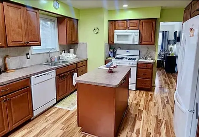 2 bed, 1.0 bath, 1100 sqft, $2,300 — Photo 4