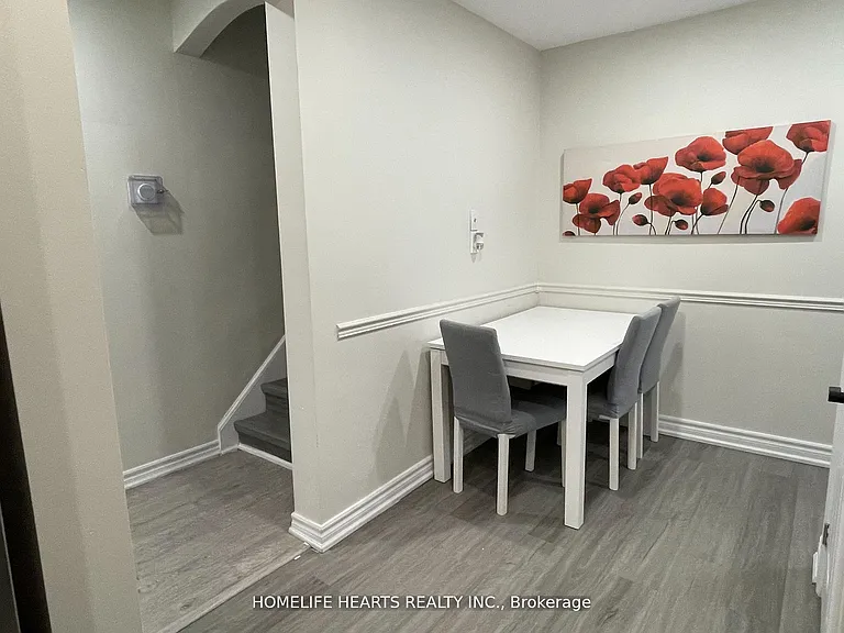 4674 Eastwood Cres — Photo 12