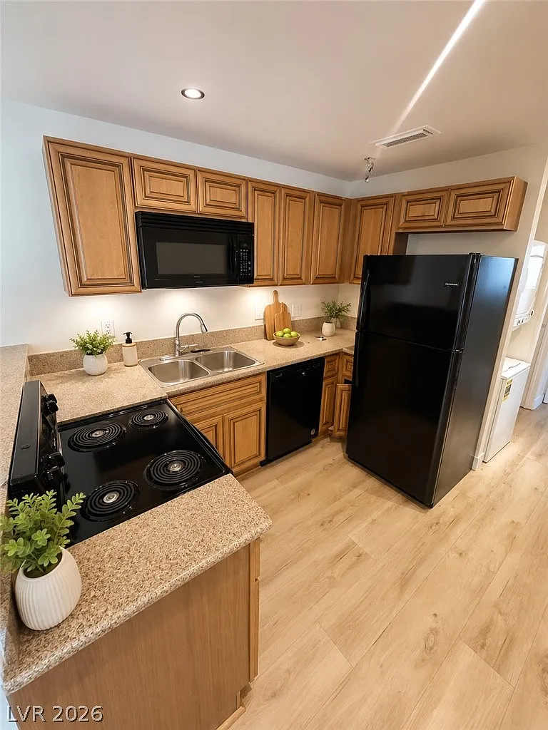 2 bed, 1.0 bath, 792 sqft, $1,295 — Photo 2