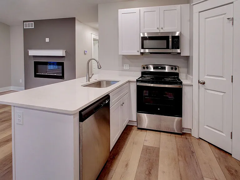 2118 Sherwood Ave — Photo 4