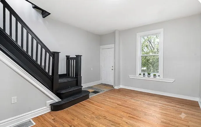 3 bed, $1,819 — Photo 2