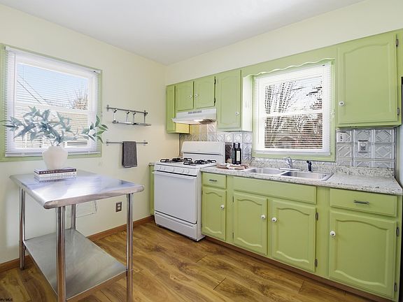 5th image of 379 Laurel St