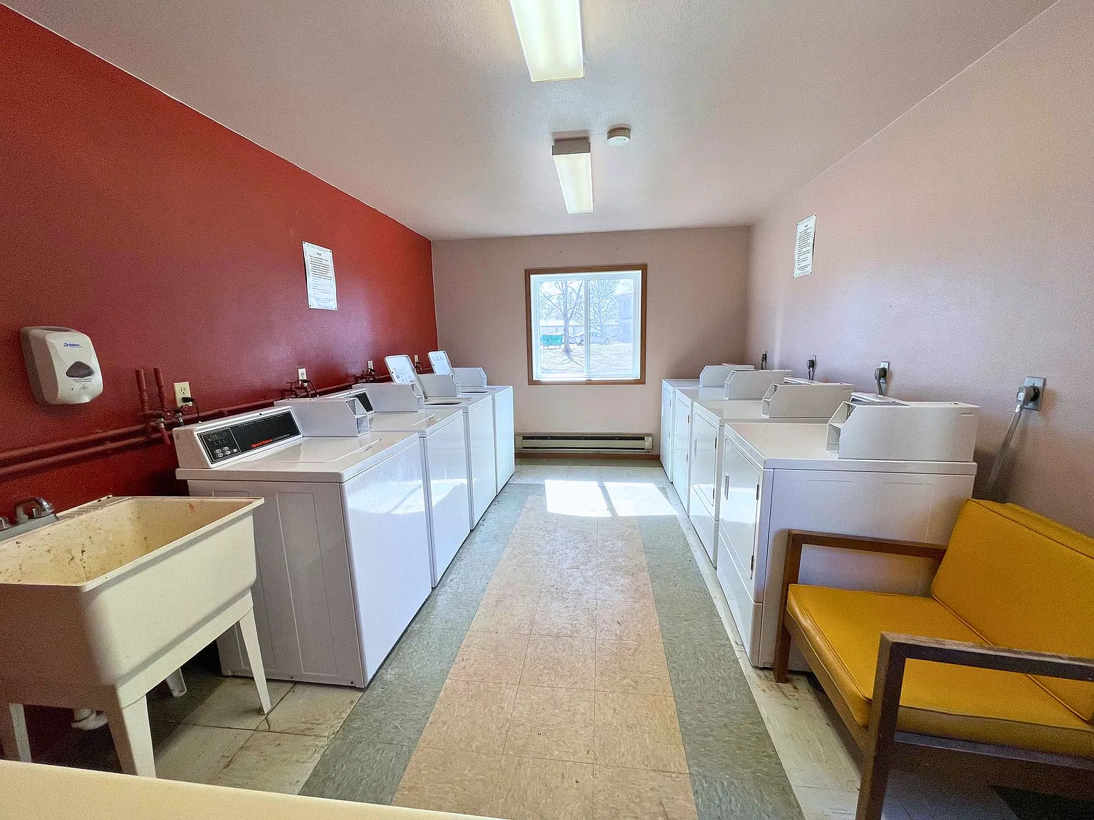 Bright and Cozy 1 Bedroom Upper Unit! — Photo 3