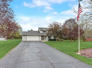 S83W32774 N Oak Tree Ct, Mukwonago, WI 53149