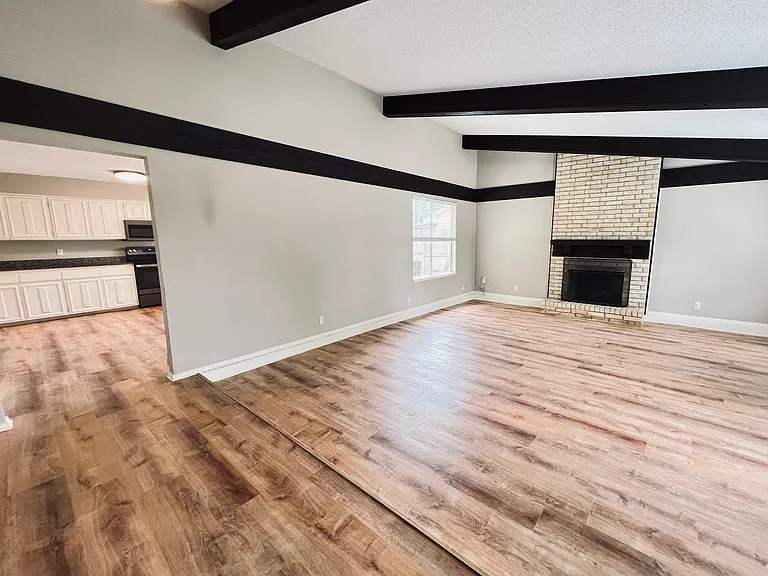 2102 Richwood Dr — Photo 2