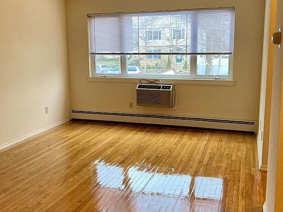 3rd image of 573 Broughton Ave