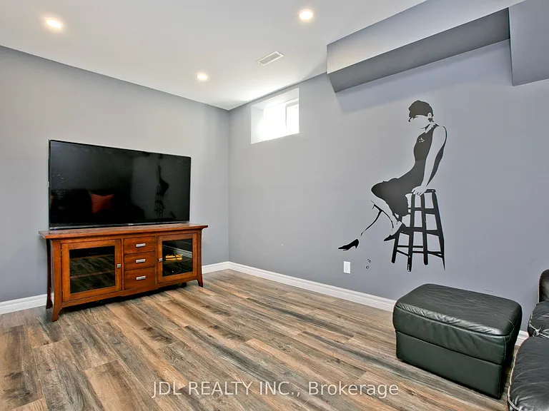 53 Aldershot Cres — Photo 38