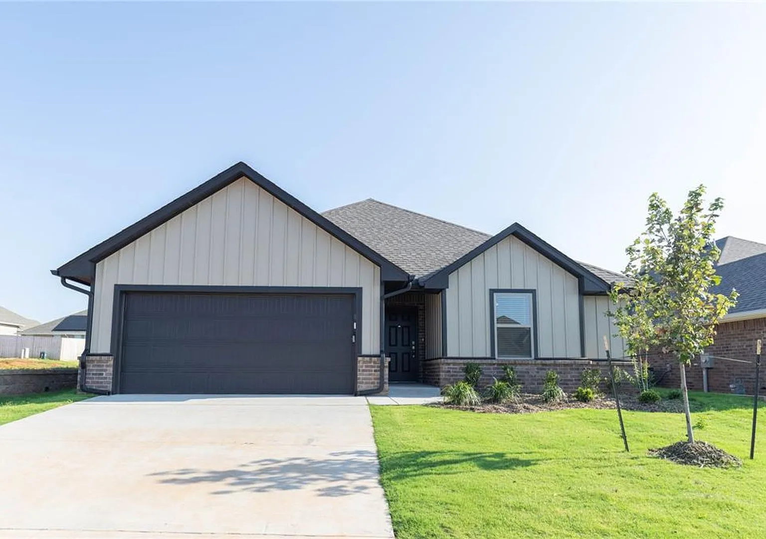 Brand New 4 Bedroom 2 Bath Home in Mustang Schools — Photo 1