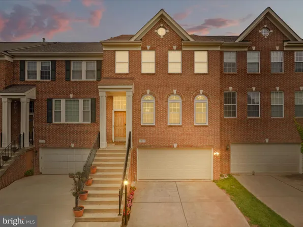 2642 Logan Wood Dr, Herndon, VA 20171