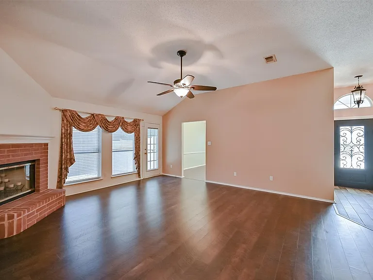 907 Clear Creek Dr — Photo 10