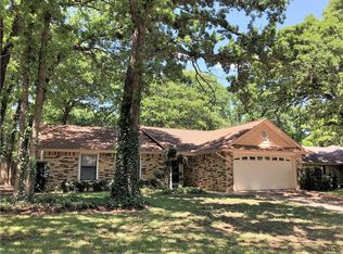 909 Red Oak St, Azle, TX 76020