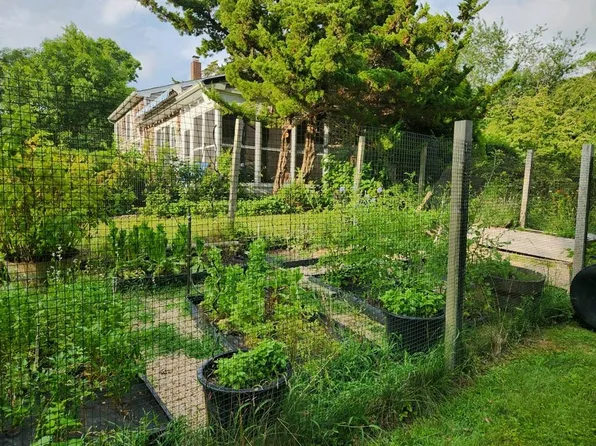 https://photos.zillowstatic.com/fp/1db80c457b6e38006c744f6f3cfb265c-p_e.webp