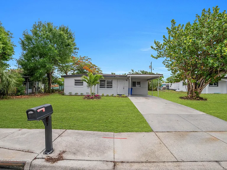 1527 Gardenia Ave — Photo 2